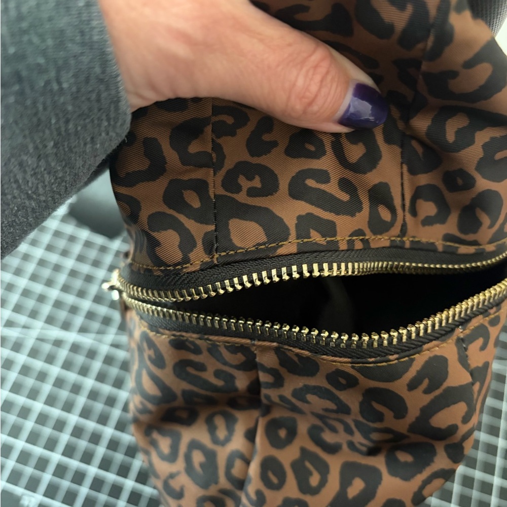 Lululemon Slouchy Sling Bag 6L - leopard - Picture 7 of 7